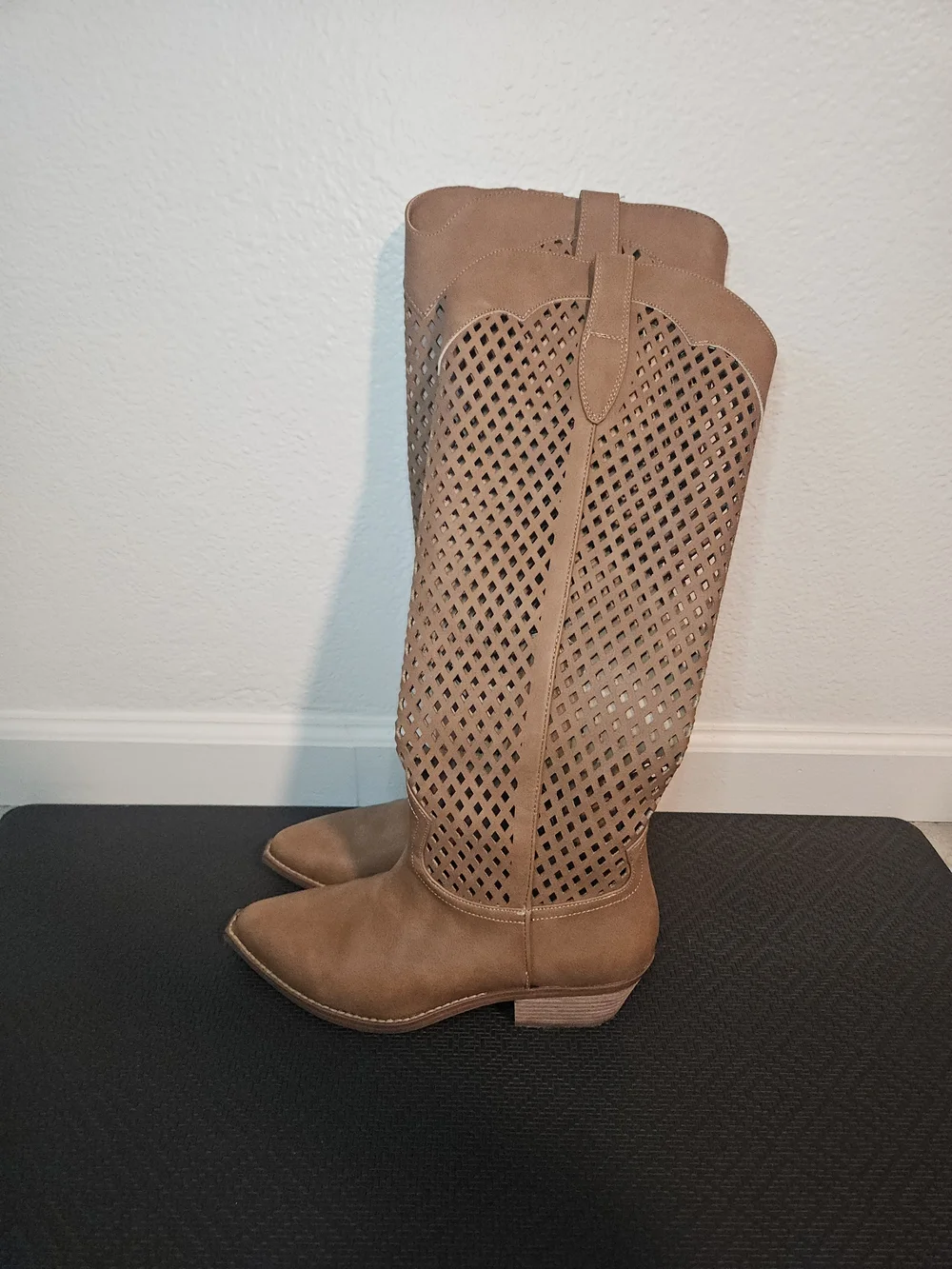 👢 DV by Dolce Vita Kaidence Tan Laser Cut Western Knee High Boots Size 8.5